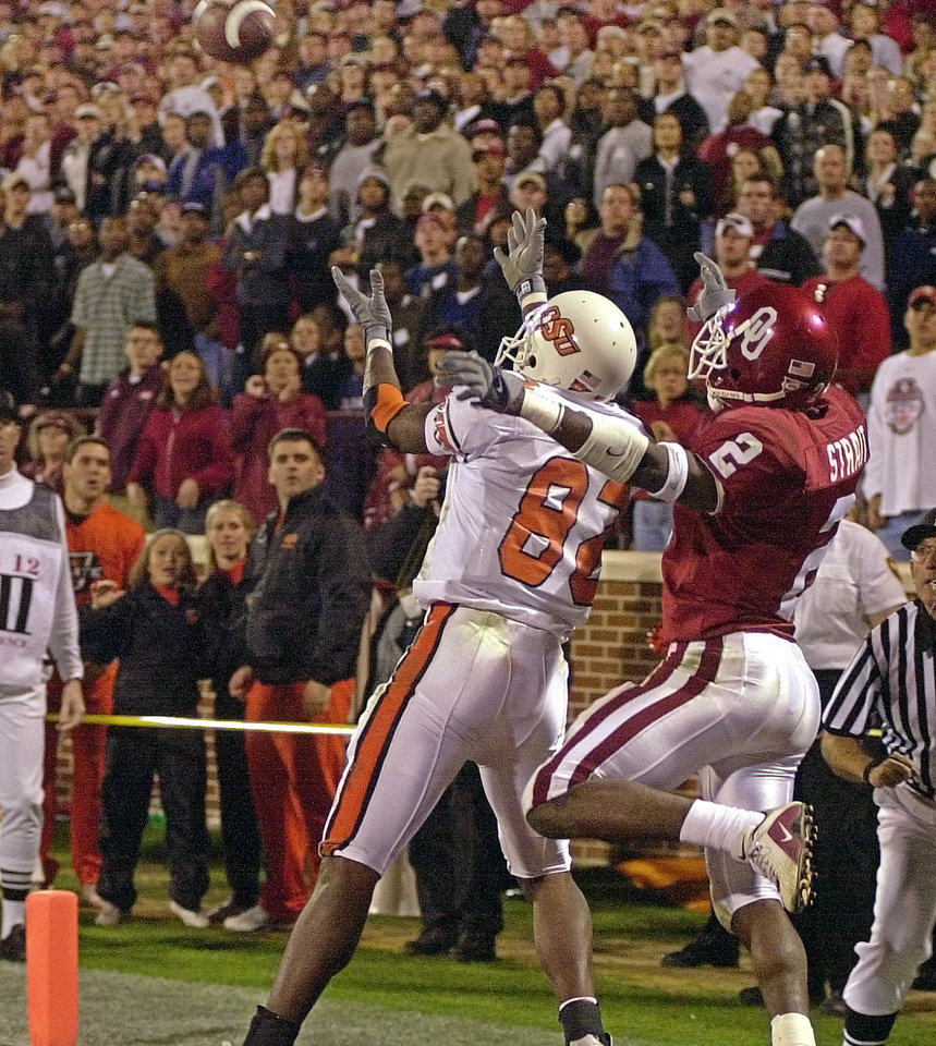 BEDLAM: UNIVERSITY OF OKLAHOMA VS OKLAHOMA STATE UNIVERSITY COLLEGE FOOTBALL AT NORMAN, OKLA. SATURDAY NOV. 24, 2001. OSU receiver Rashaun Woods goes for a touchdown catch in front of OU's Derrick Strait in the fourth quarter. Woods made the catch to win the game. OSU won, 16-13. Staff photo by Nate Billings.
